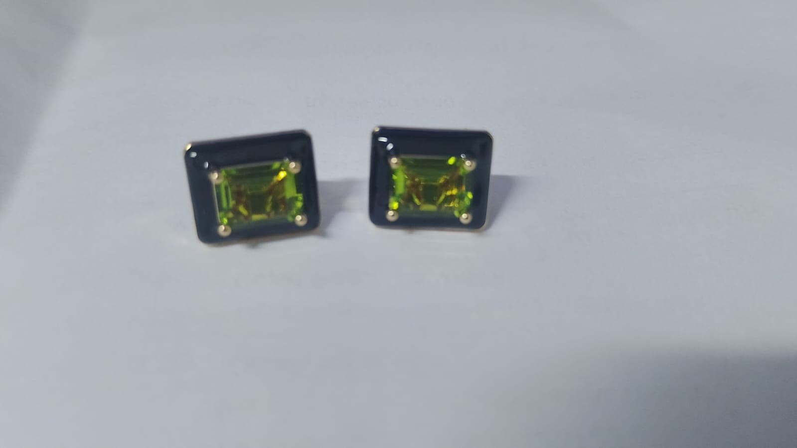 Brinco Pequeno Esmalte Pedra Verde Claro