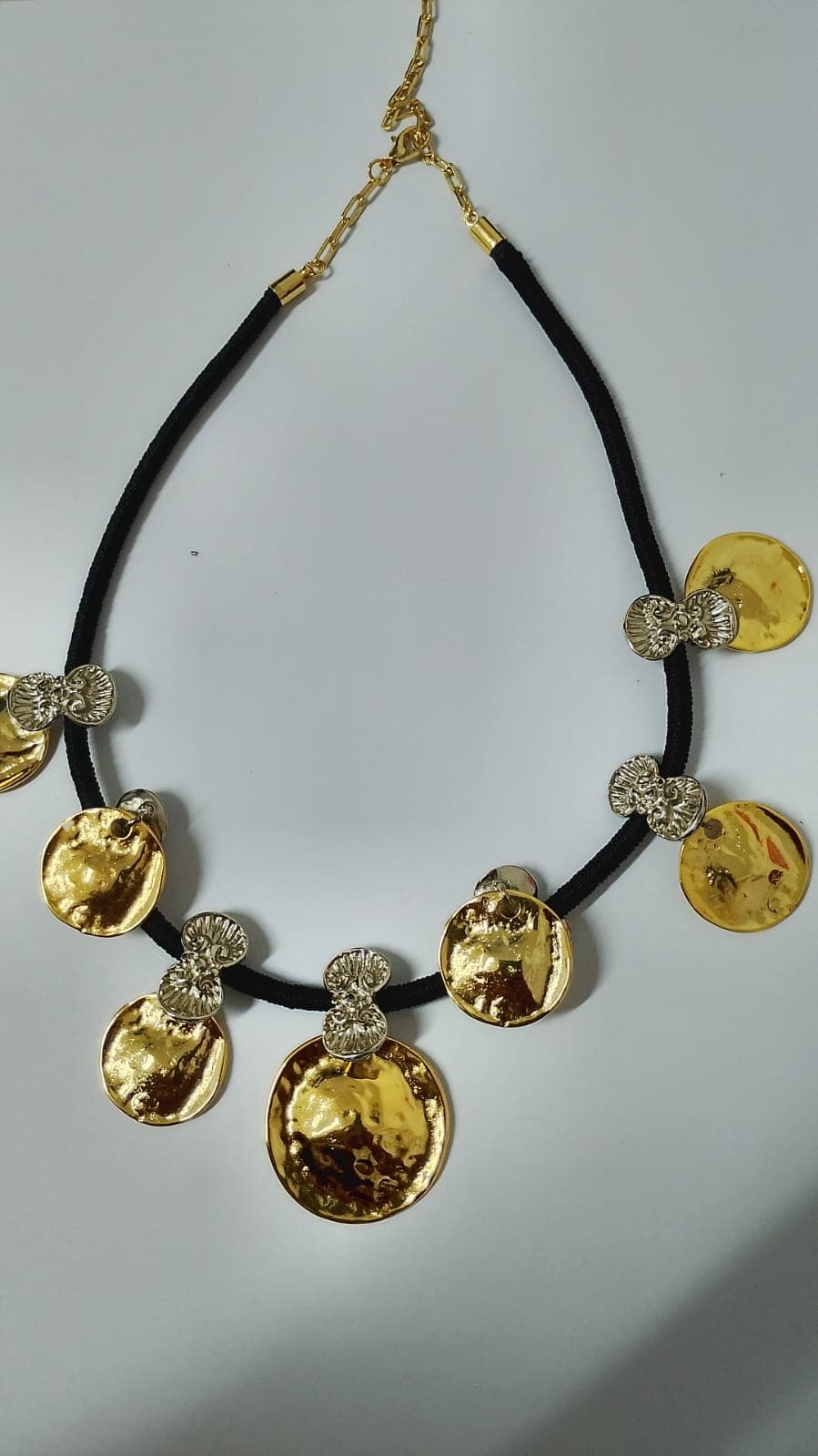 Colar Cordão Preto com Bolas Douradas