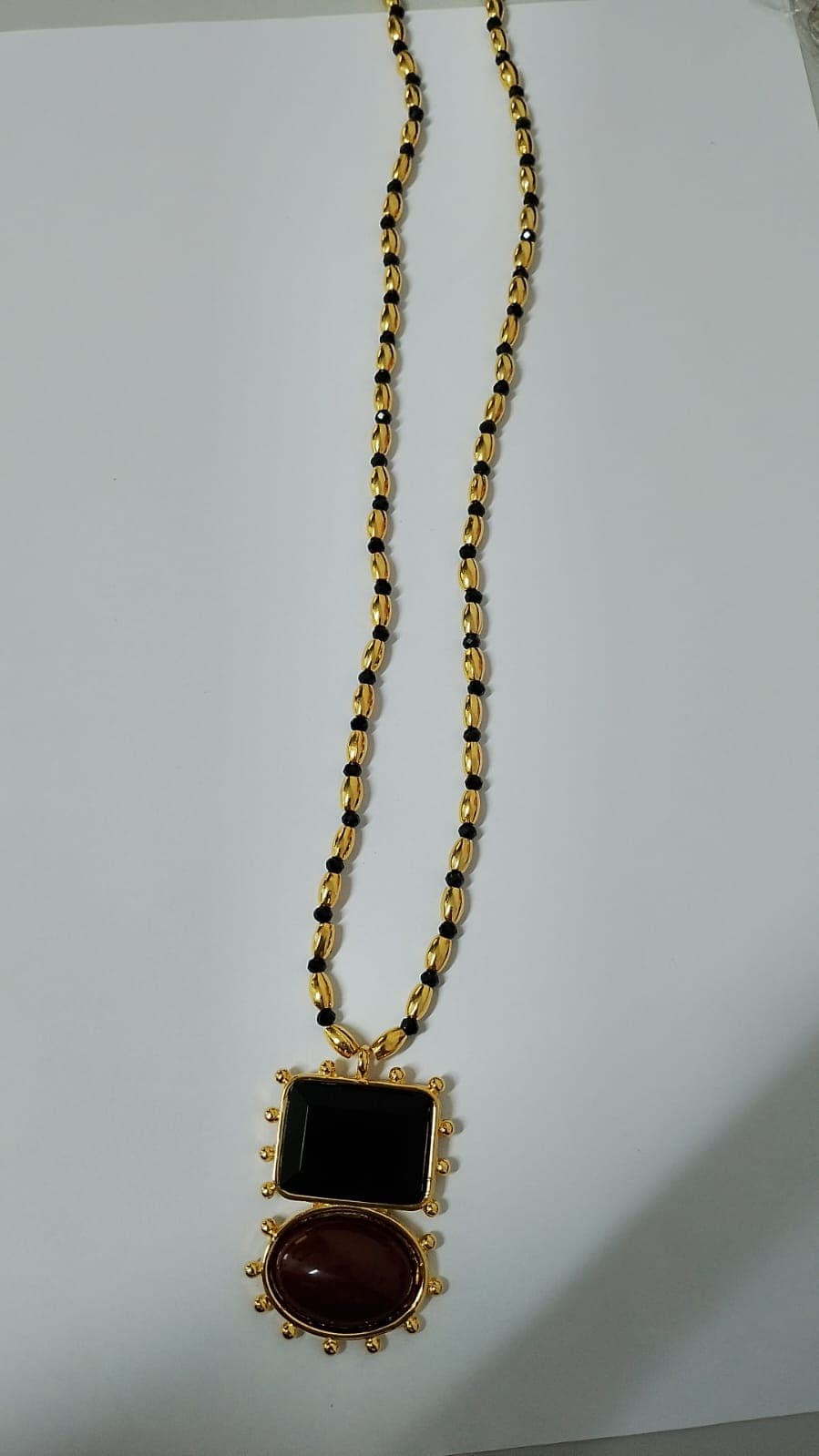 Colar Dourado com Pedra Preta E Marrom