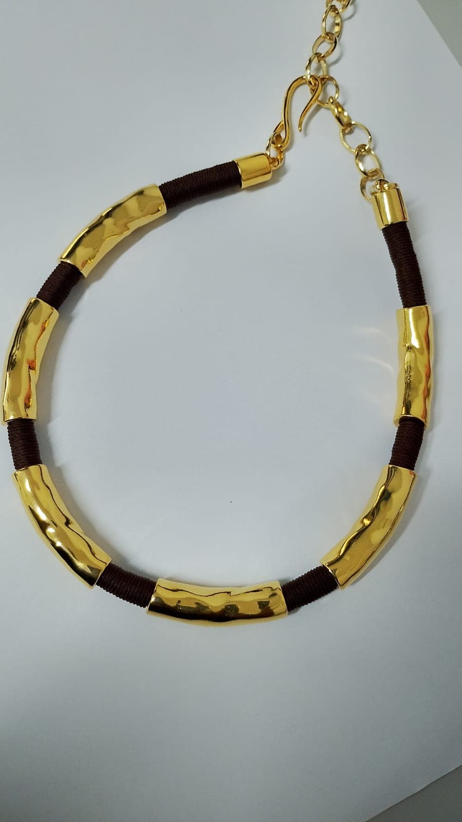 Colar Dourado com Partes Vinho