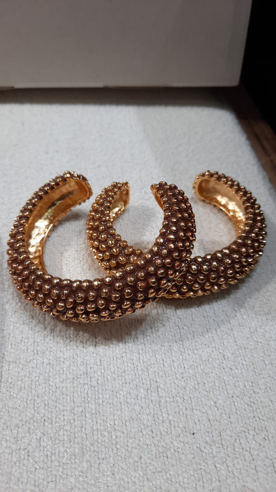 Pulseira Bracelete com Pontos Dourado Aberto