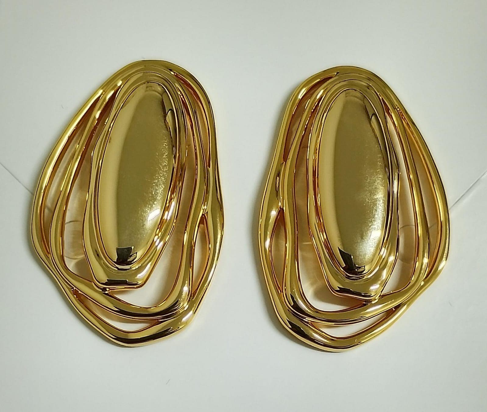 Brinco Oval com Vazado Liso