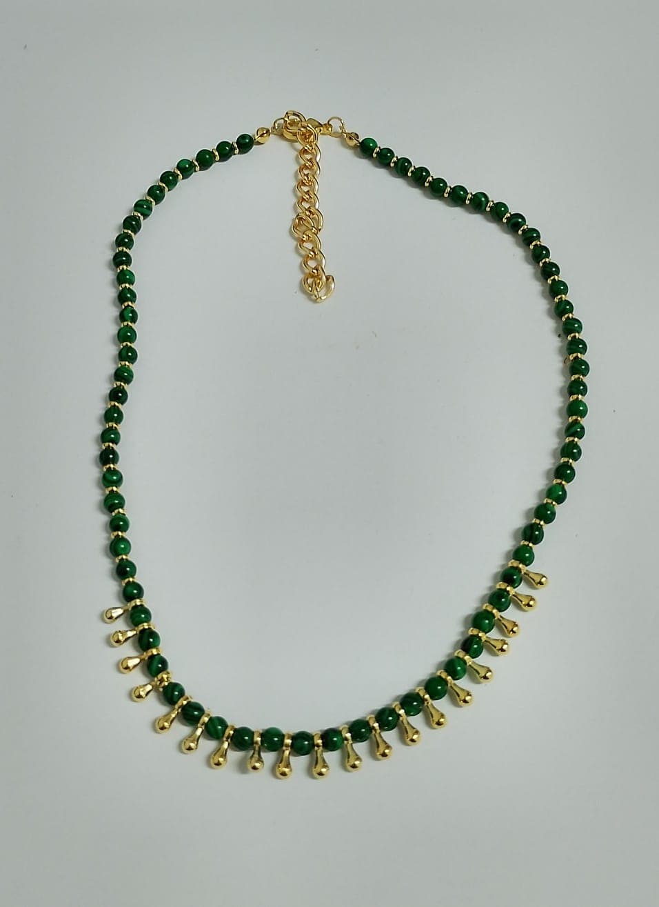 Colar Pedra Verde E Bola Dourada