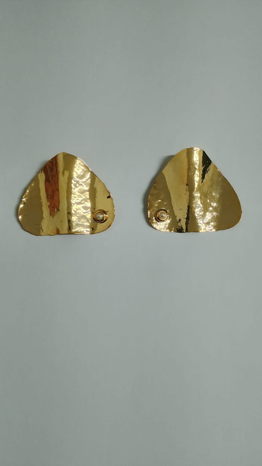 Brinco Placa Martelado Triangular